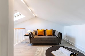 Appartement (Stylish Chelsea Flat with Luxe Comfor) | Woonkamer | Een televisie