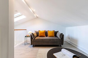 Apartment (Stylish Chelsea Flat with Luxe Comfor) | Living room