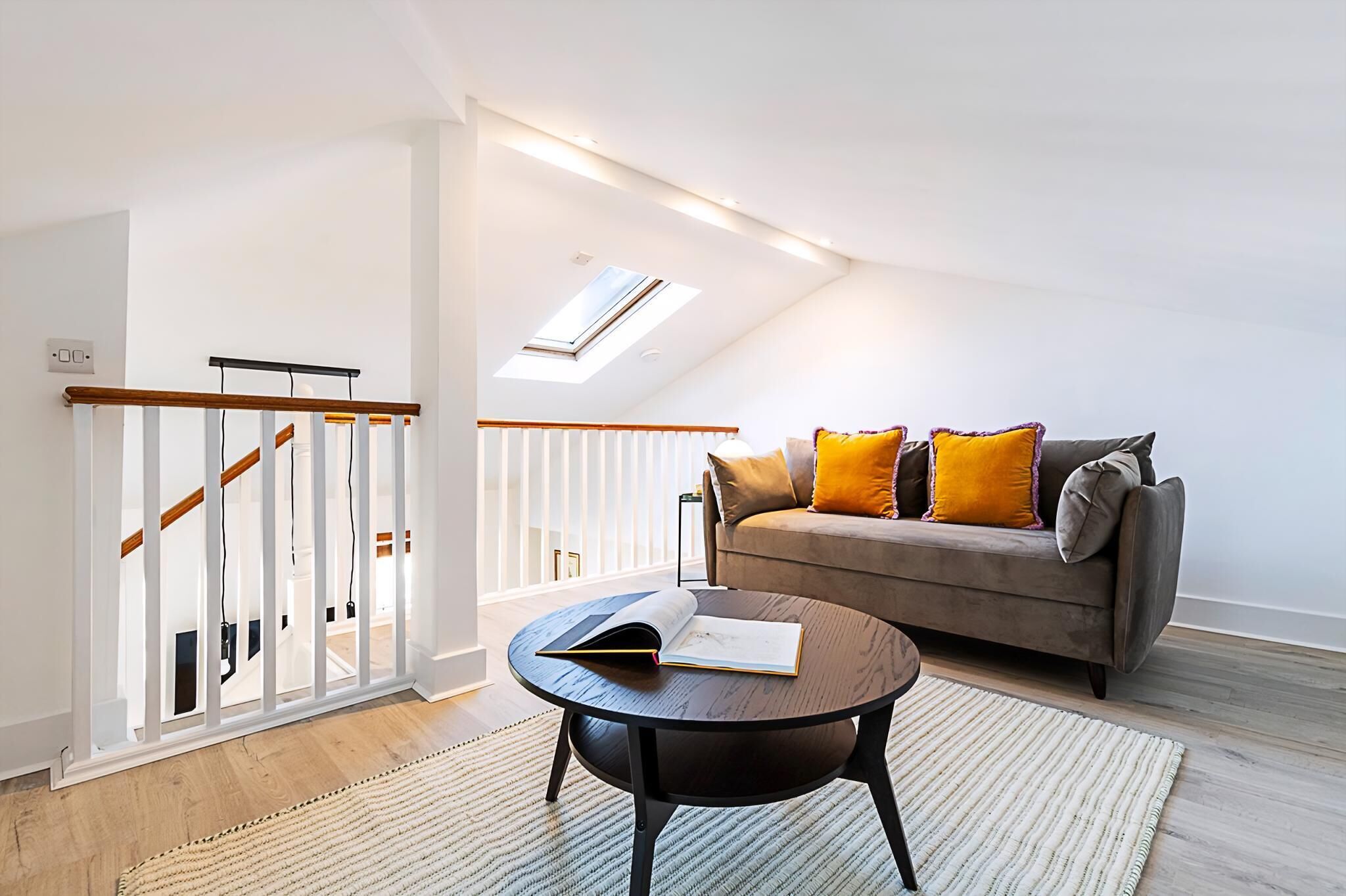 Apartment (Stylish Chelsea Flat with Luxe Comfor) | Living room