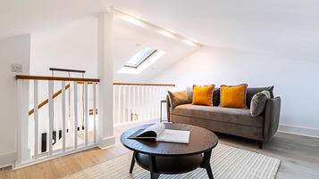 Apartment (Stylish Chelsea Flat with Luxe Comfor) | Living room