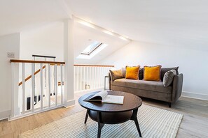 Apartment (Stylish Chelsea Flat with Luxe Comfor) | Living room | TV - Stylish Chelsea Flat With Luxe Comfort Charm (London)