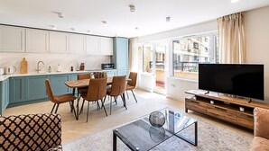 A modern apartment with a kitchen, dining area, and living room. - 3 Bed In The Heart of Covent Garden (London)