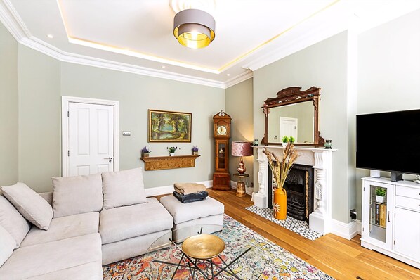 Living room - Chic Garden Flat in Leafy Ealing (London)