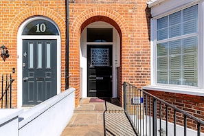 Exterior - Chic Garden Flat in Leafy Ealing (London)