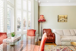Apartment (Chic Garden Flat in Leafy Ealing) | Living room - Chic Garden Flat in Leafy Ealing (London)