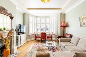 Apartment (Chic Garden Flat in Leafy Ealing) | Living room - Chic Garden Flat in Leafy Ealing (London)