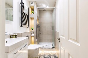 Apartment (Chic Garden Flat in Leafy Ealing) | Bathroom - Chic Garden Flat in Leafy Ealing (London)