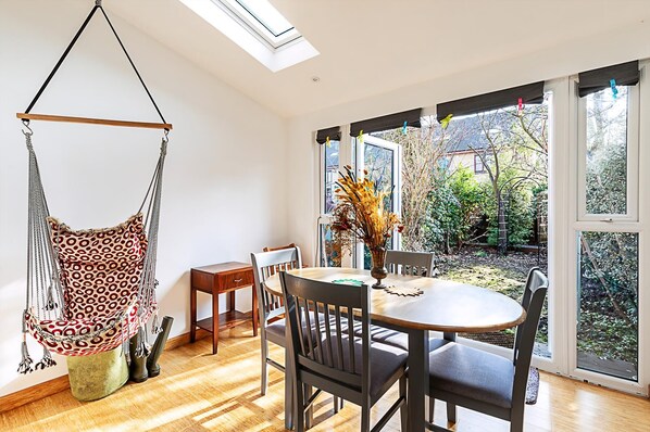 Exterior - Stylish Spacious 3-bed Home in Vibrant Bow (London)