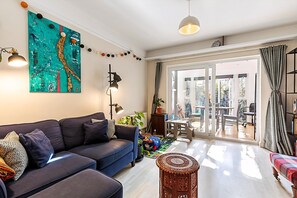 Exterior - Stylish & Spacious 3-bed Home in Vibrant Bow (London)