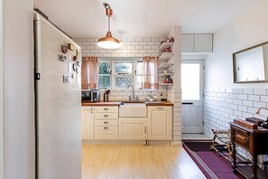 Private kitchen - Stylish & Spacious 3-bed Home in Vibrant Bow (London)