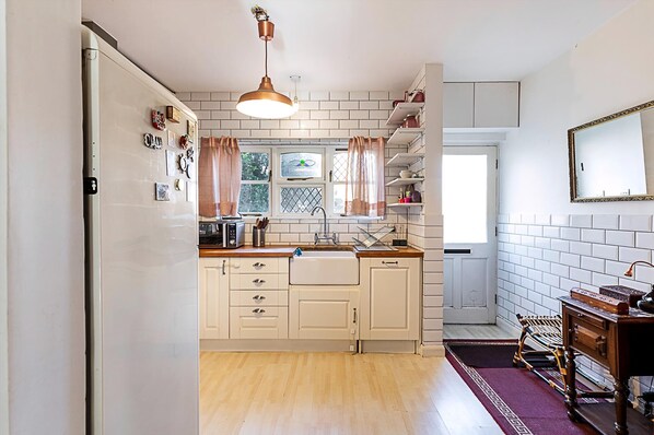 House (Stylish & Spacious 3-Bed Home in Vibr) | Private kitchen