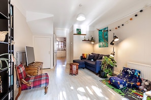Huis (Stylish & Spacious 3-Bed Home in Vibr) | Woonkamer