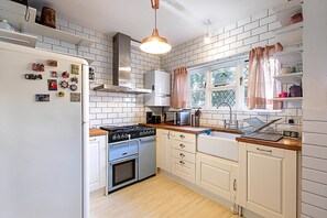 House (Stylish & Spacious 3-Bed Home in Vibr) | Private kitchen