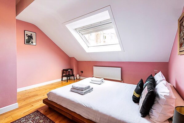 House (Stylish & Spacious 3-Bed Home in Vibr)