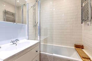 Ferienhaus (Stylish & Spacious 3-Bed Home in Vibr) | Badezimmer