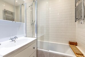 Huis (Stylish & Spacious 3-Bed Home in Vibr) | Badkamer