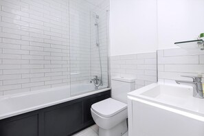 Apartment (Stylish 2-Bedroom Marylebone Retreat) | Bathroom - Stylish 2-bedroom Marylebone Retreat (London)