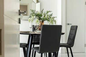Apartment (Stylish 2-Bedroom Marylebone Retreat) | Living room