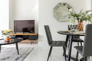 Apartment (Stylish 2-Bedroom Marylebone Retreat) | Living room