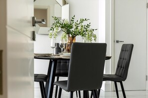 Apartment (Stylish 2-Bedroom Marylebone Retreat) | Living room