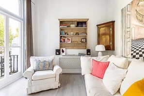 Apartment (Elegant 3 bed apartment in Earl’s C) | Living room