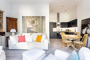 Apartment (Elegant 3 bed apartment in Earl’s C) | Living room