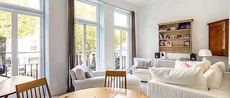 Apartment (Elegant 3 bed apartment in Earl’s C) | Wohnzimmer