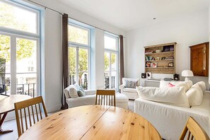 Apartment (Elegant 3 bed apartment in Earl’s C) | Living room