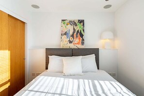 Apartment (Elegant 3 bed apartment in Earl’s C) | 3 bedrooms, free WiFi