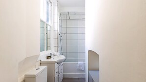 Une petite salle de bain comprenant des toilettes, un lavabo et une douche.