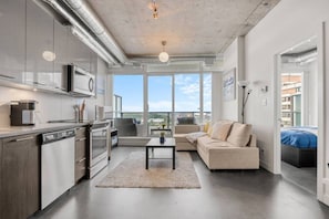 Un apartamento moderno con cocina, comedor y sofá.
