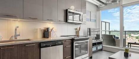 Kjøleskap, mikrobølgeovn, ovn og kokeplater