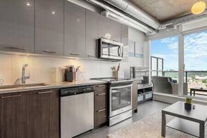 Réfrigérateur, four à micro-ondes, un four, surface de cuisson