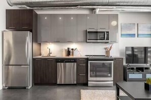 雪櫃、微波爐、焗爐、爐具