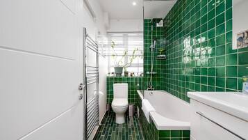 Apartment (Stylish Brixton Hill Studio with Mode) | Bathroom | Towels