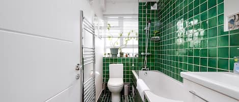 Apartment (Stylish Brixton Hill Studio with Mode) | Bathroom | Towels