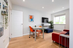 Departamento (Stylish Brixton Hill Studio with Mode) | Sala de estar | Televisión 