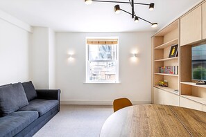 Apartment (Stylish East London Flat near Spitalf) | Living room - Fmar (London)