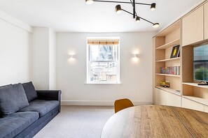 Apartment (Stylish East London Flat near Spitalf) | Living room - Fmar (London)