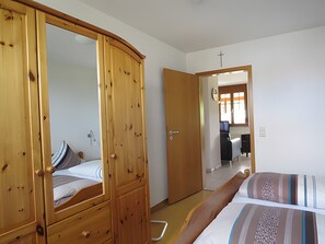 2 bedrooms, free WiFi, bed sheets - Apartment No.2 Haus Männlin, 46 sqm, Balcony and Wi-Fi (Bad Bellingen)
