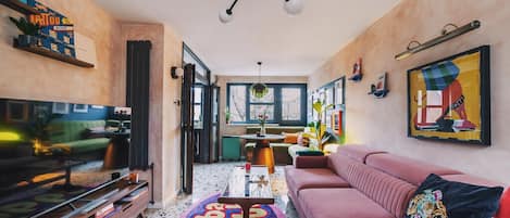 Departamento (Peaceful & Unique Maisonette in Centr) | Sala de estar | Televisión