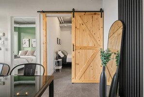 Een strijkplank/strijkijzer, gratis wifi, beddengoed
