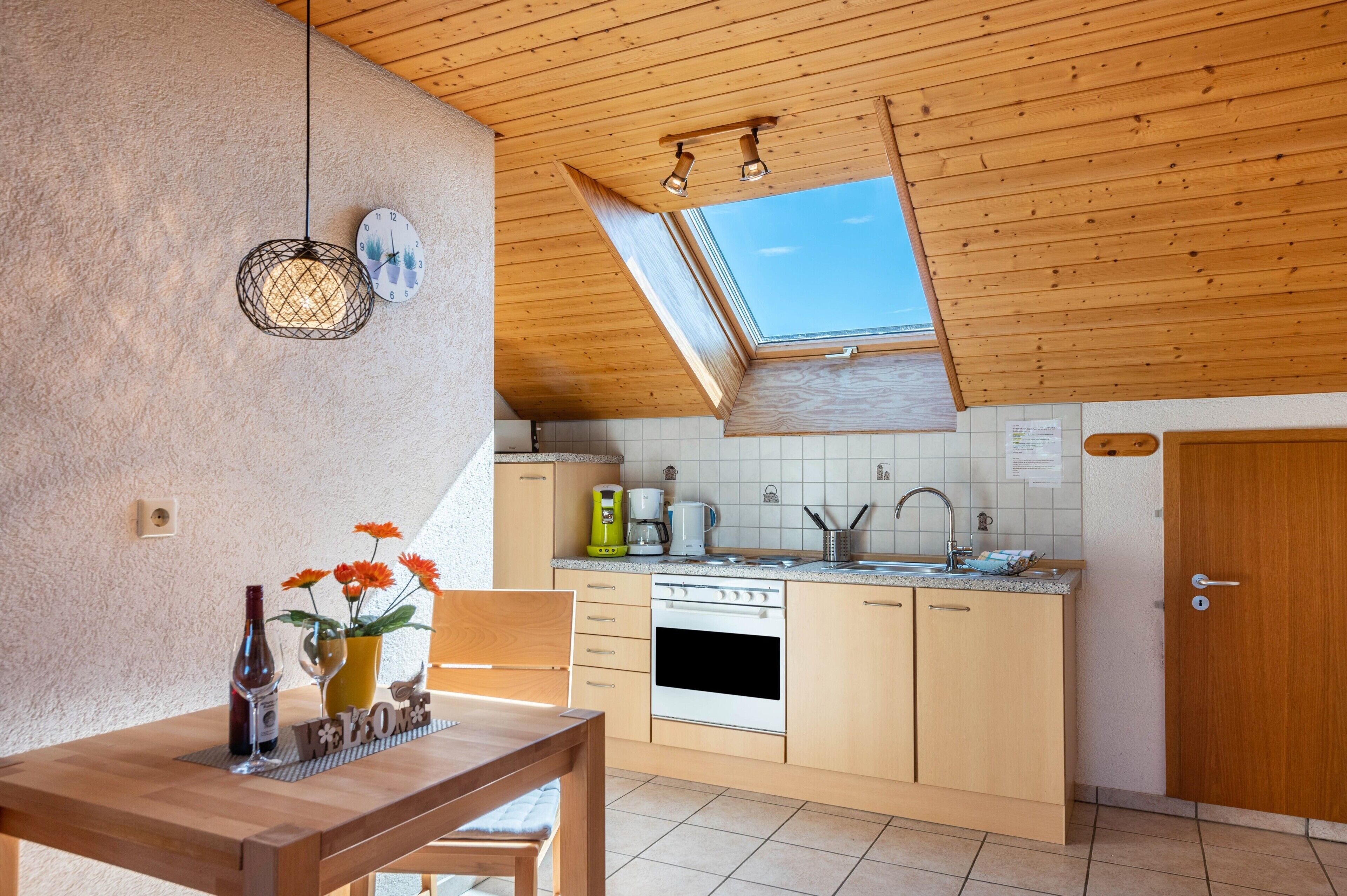 Wasserkocher mit Kaffee-/Teezubehör, Kühlschrank, Ofen, Herdplatte
