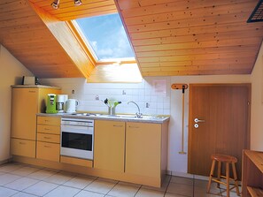 Fridge, oven, stovetop, coffee/tea maker