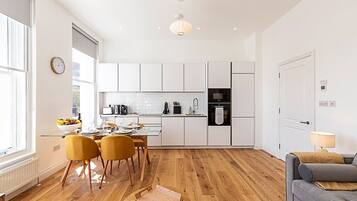 Apartemen (Urban Luxury in the Heart of Chelsea ) | Ruang keluarga