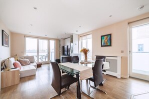 Exterior - Cosy 2-bed Poplar Flat w/ City Views (London)