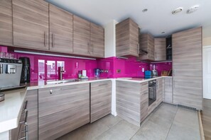 Exterior - Cosy 2-bed Poplar Flat w/ City Views (London)