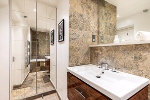 Apartment (Stylish Shepherd's Bush Flat with Pat) | Bathroom
