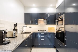 Apartamento (Stylish Shepherd's Bush Flat with Pat) | Cozinha privada | Talheres/pratos/utensílios de cozinha