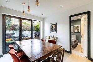 Apartment (Stylish Shepherd's Bush Flat with Pat) | Living room